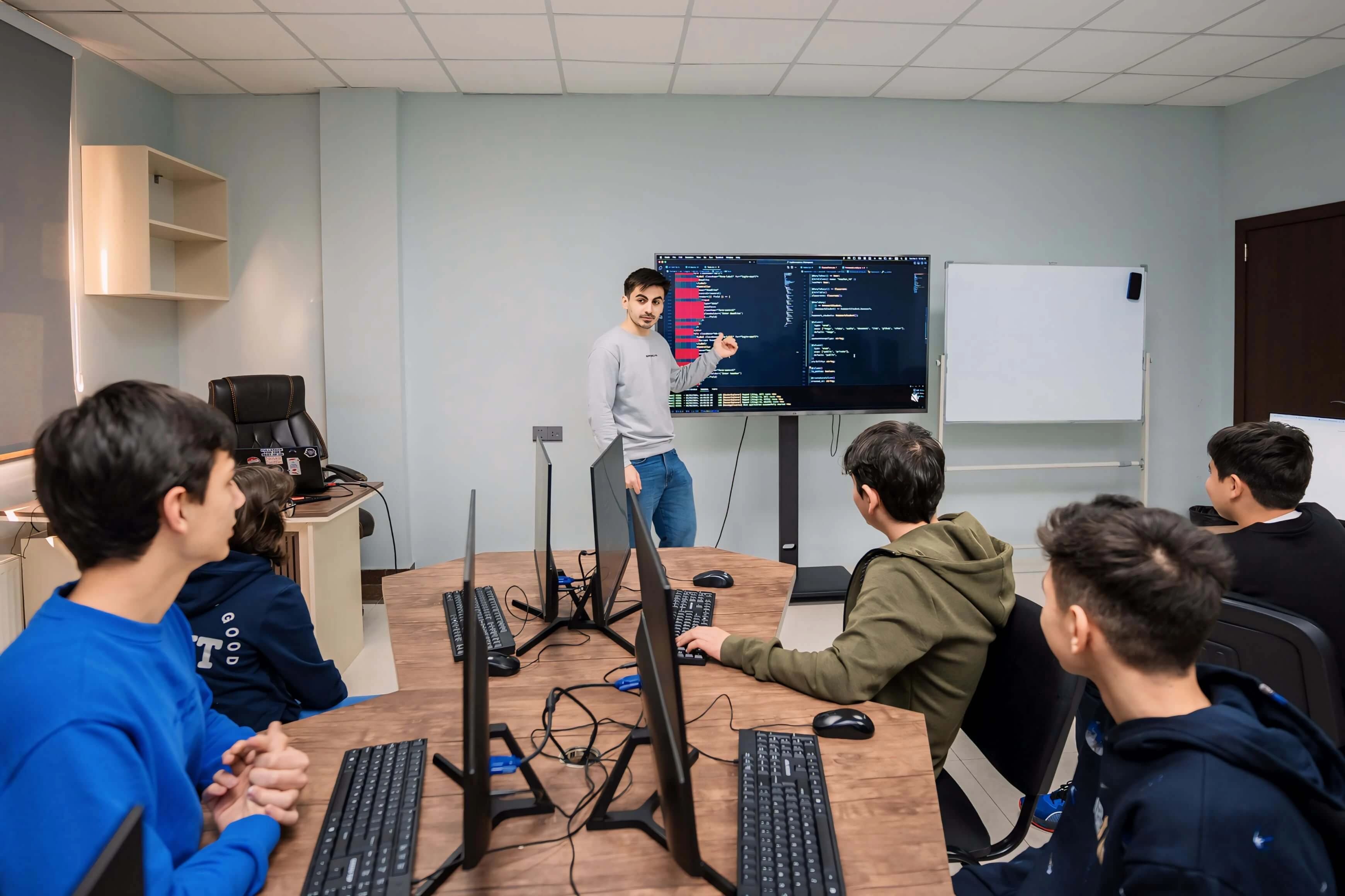 Software Engineering — Süni İntellektlə Proqramlaşdırma tədris mühiti